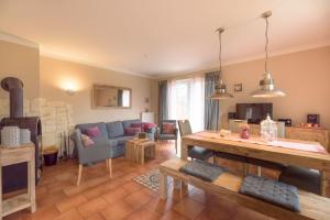 sala de estar con sofá y mesa. en Landhaus, en Kellenhusen