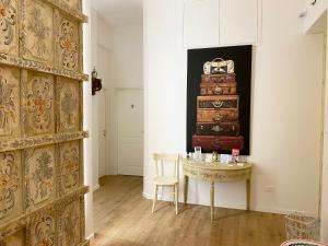 a room with a table and a pile of luggage at Casa Granatelli in Palermo