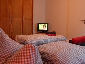 Habitación con 2 camas y TV. en Ferienhaus Am Nordstrand, en Prerow