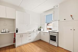 Η κουζίνα ή μικρή κουζίνα στο Pleasant Single Room - Prime Location in Carlton with Dining Next Door - Shared Bathroom