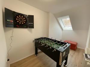 Die GemeindeにあるFerienhaus Bimmelbahn 2の壁にダーツボードが付いた部屋