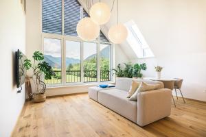 BovecNomad 27的带沙发、桌子和窗户的客厅