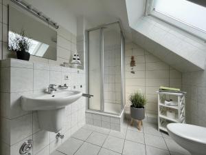 Ένα μπάνιο στο Ferienwohnung Kleine Brise