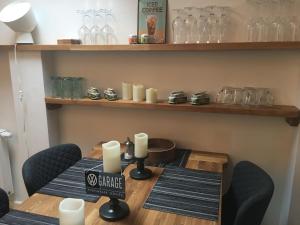 una habitación con una mesa con velas y gafas en Ferienwohnung Nr 4, en Wunstorf