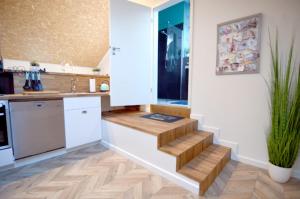 una cocina con una escalera en el centro en Ferienwohnung Nr 4, en Wunstorf