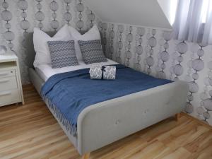 een slaapkamer met een groot bed met twee kussens bij Ferienhaus Bitburg in Bitburg