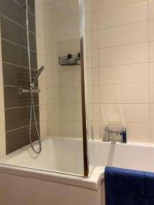 Un baño con ducha y bañera. en 2 Bed Garden Apartment, en Yarnton