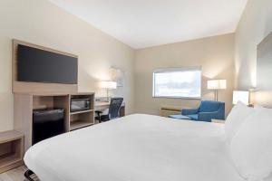 a hotel room with a bed and a flat screen tv at Best Western of Wise in Wise