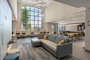 a lobby with a couch and tables and chairs at Executive Residency by Best Western Toronto-Mississauga in Mississauga +26 photos