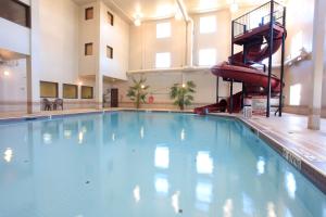 Bazén v ubytování Coast Grimshaw Hotel & Suites nebo v jeho okolí