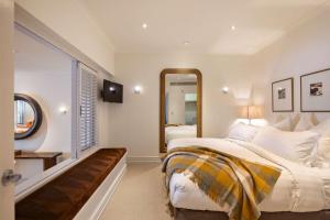 Voodi või voodid majutusasutuse Craigroy 3 Lakeshore apartment with conservatory toas
