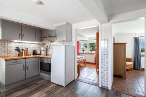 Kuchyň nebo kuchyňský kout v ubytování Ferienhaus Reetsommer