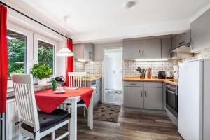 Kuchyň nebo kuchyňský kout v ubytování Ferienhaus Reetsommer