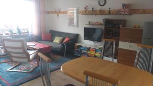 un salon avec un canapé et une table dans l'établissement Ferienwohnung, à Missen-Wilhams 16 autres photos