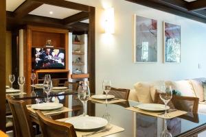 TV a/nebo společenská místnost v ubytování Fantástica Suíte Royal Mountain Village - 2008