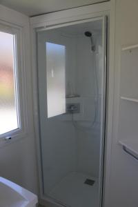 Ένα μπάνιο στο Mobilheim Herzmuschel mit Veranda am Kransburger See 554