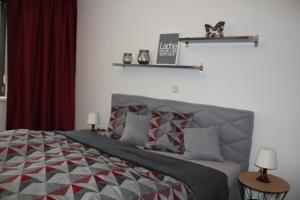 a bedroom with a bed with a quilt on it at Ferienwohnung Schöneck in Bockmühlen