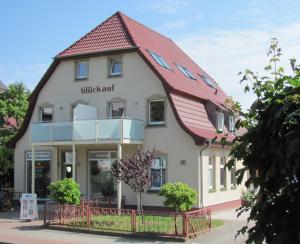 a building with a gambrel roof at Ferienwohnung Haus Glückauf in Kölpinsee +2 photos