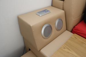 un altoparlante marrone seduto sul bordo di un letto di Aparthotel Kompass A 301 a Essen