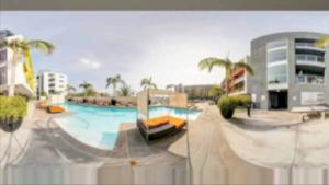 - Acceso a la piscina de un complejo en Stunning 2BR Penthouse Patio & View Venice MDR, en Los Ángeles