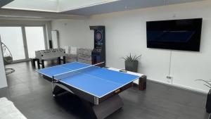 a room with a ping pong table and a tv at Mergs Ferienwohnung in Kastellaun