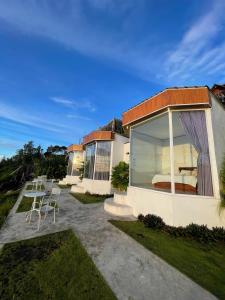 Budova, kde se kapslový hotel nachází + 4 fotografie