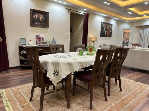 a dining room with a table and chairs at شقة فندقية علي النيل للعائلات بالقاهرة in Cairo