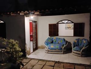 a room with two chairs and a mirror at Casa em Búzios in Búzios