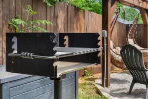 un barbecue posto sopra un tavolo di Pet Friendly 3Br 2Bath Luxe Gem a Fort Worth Altre 68 foto