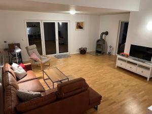un salon avec un canapé et une télévision à écran plat dans l'établissement Etzhorner Tied 2, à Oldenbourg