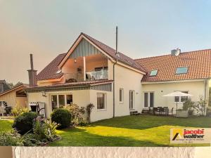 une maison blanche avec une cour et une terrasse dans l'établissement Etzhorner Tied 2, à Oldenbourg