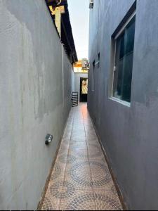 un callejón vacío con un zapato al costado de un edificio en Suíte família, en São Sebastião