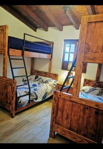 a bedroom with two bunk beds in a room at Cabañas Tapalpa la laja in Los Espinos