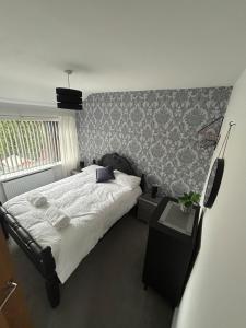 Una cama o camas en una habitación de The BEST house in Bury