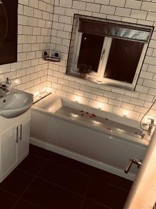 Un baño de The BEST house in Bury 25 fotos más