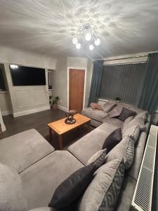 Una televisión o centro de entretenimiento en The BEST house in Bury