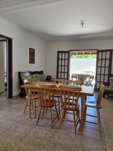 Χώρος καθιστικού στο Casa para família a 150m da Praia do Perequê Açu
