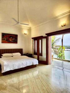 Giường trong phòng chung tại Luxury River front large 4 Bed serene villa Goa +48 ảnh