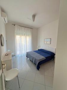 een slaapkamer met een blauw bed en een raam bij La Casa Lungo Il Mare in Maiori