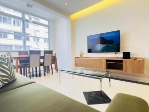 Μια τηλεόραση ή/και κέντρο ψυχαγωγίας στο Deluxe Flat Copacabana Beach