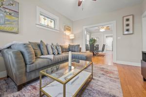 Φωτογραφία από το άλμπουμ του 2-Story Stay with Game Lounge & Free Parking Spots - 5 mins to NYC Train σε Linden