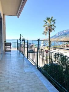 een balkon met uitzicht op het strand bij La Casa Lungo Il Mare in Maiori +16 foto's