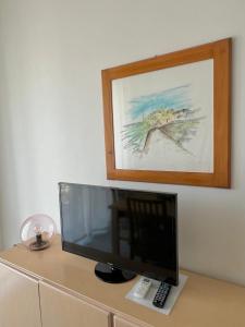 een computermonitor bovenop een bureau bij La Casa Lungo Il Mare in Maiori