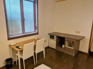 Camera piccola con tavolo, sedie e forno a microonde di My Room a Takahata