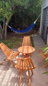 un tavolo da picnic, una panca e un'amaca di Casa LUA DEL PLATA con piscina exterior climatizada desde OCT hasta ABRIL a Parque del Plata