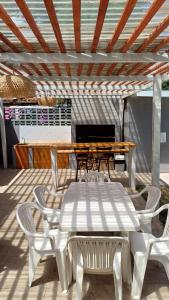 un tavolo da picnic e sedie su un patio di Casa LUA DEL PLATA con piscina exterior climatizada desde OCT hasta ABRIL a Parque del Plata
