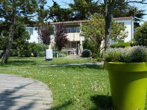 Giardino di Apartment in Ars-en-Ré near Bird Sanctuary