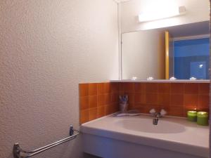 un bagno con lavandino e specchio di Apartment in Ars-en-Ré near Bird Sanctuary ad Ars-en-Ré
