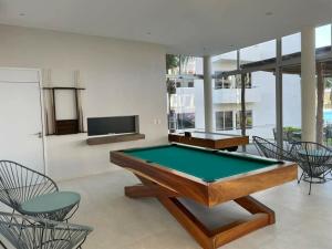 ein Wohnzimmer mit Billardtisch und Stühlen in der Unterkunft Te Va a Encantar, Torre Turquesa in Mazatlán