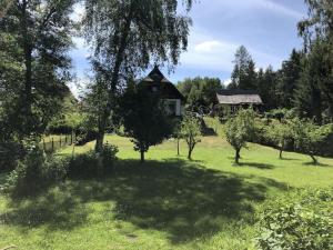 O grădină în afara Lena's Cottage Comfortable holiday residence